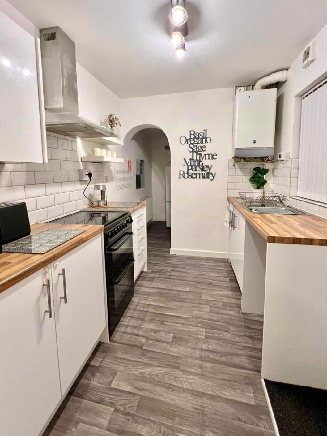 Spacious 3-Bedroom Family Home In Ince 외부 사진