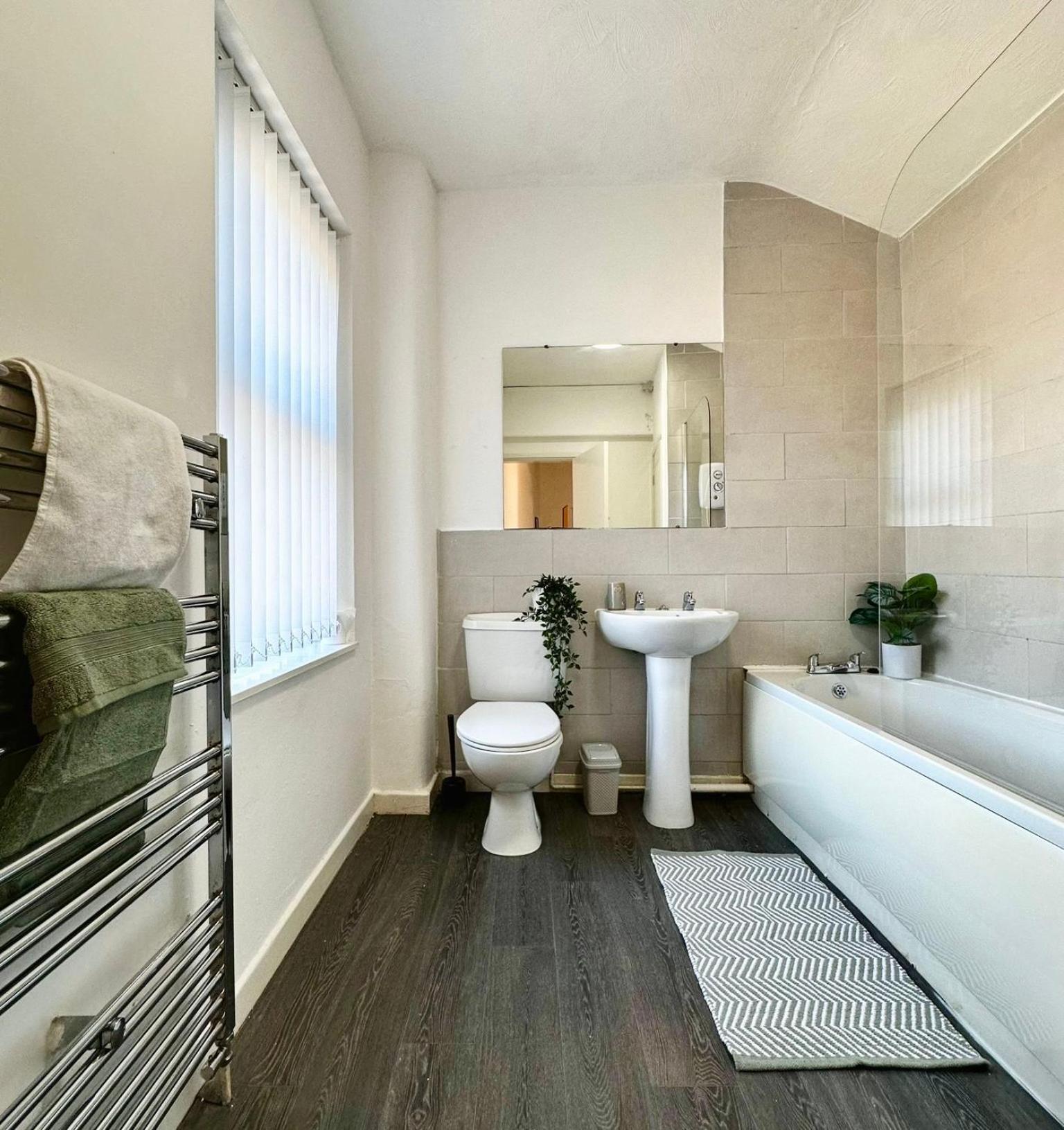 Spacious 3-Bedroom Family Home In Ince 외부 사진