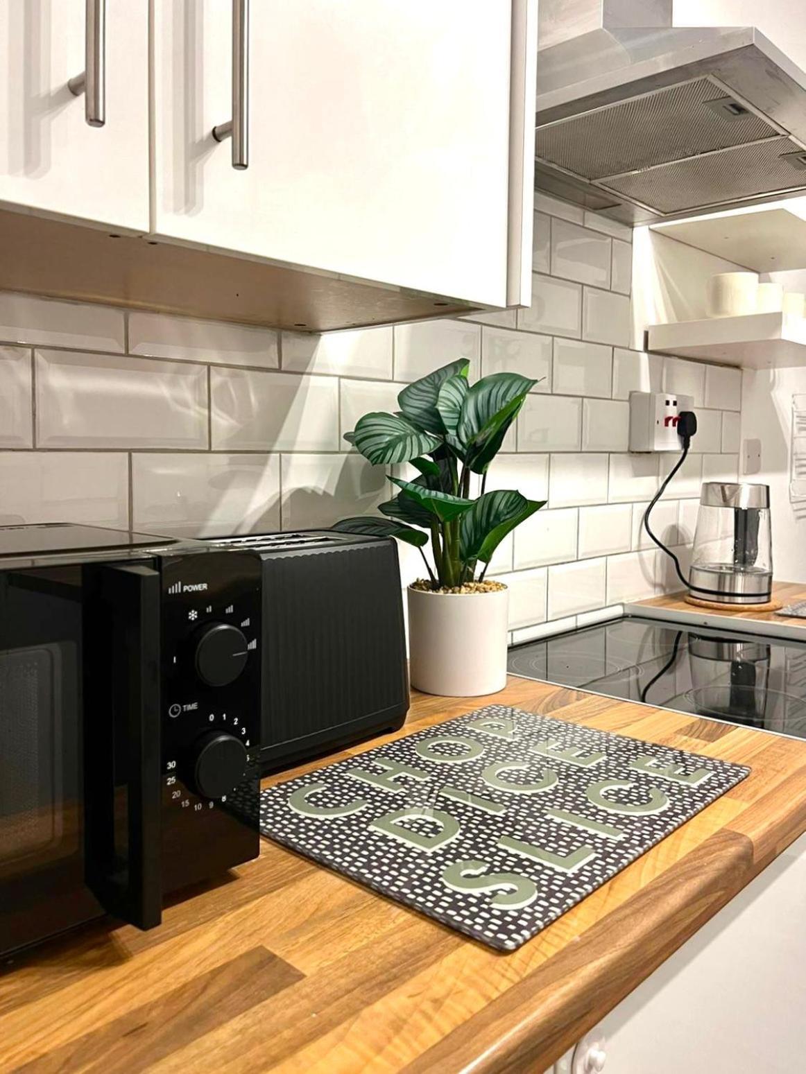 Spacious 3-Bedroom Family Home In Ince 외부 사진
